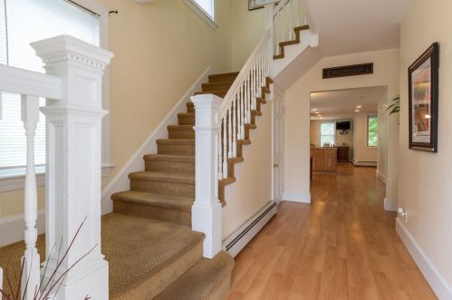 11 Crescent St, Derry, NH 03038-1805