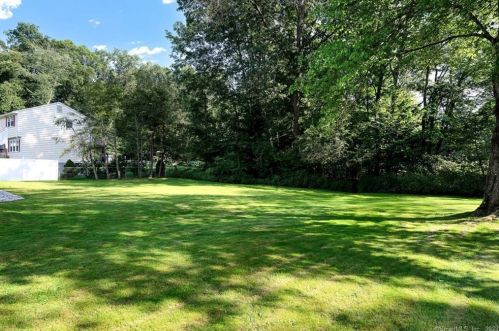 19 Mohawk Cir, Windsor CT  06095-2656 exterior