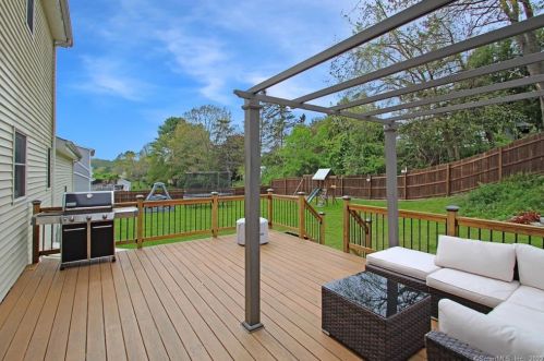 28 Dara Dr, Colchester, CT 06415-1328