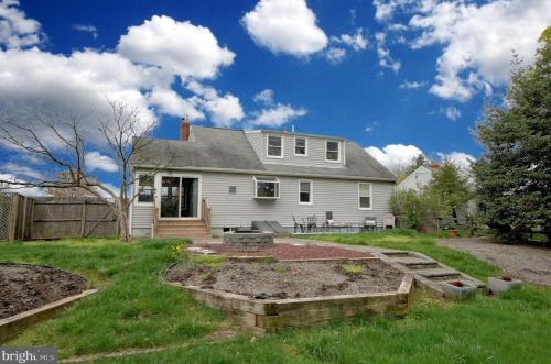 41 Holt Cir, Trenton NJ  08619-1605 exterior