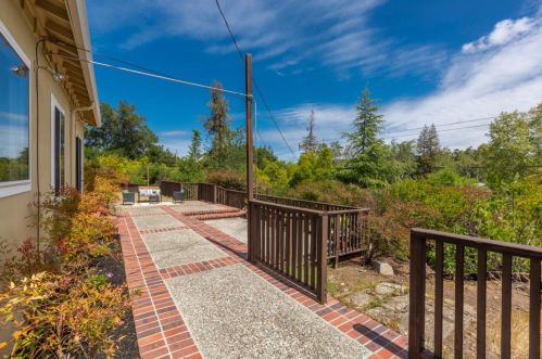 10564 Ainsworth Dr, Los Altos CA 94024-7448 exterior