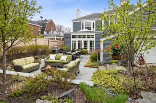 681 Walden Rd, Northfield, IL 60093-2034
