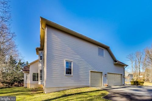 6420 Lake Meadow Dr, Springfield VA  22015-3927 exterior