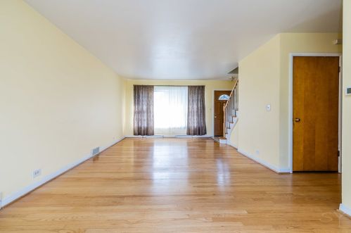 406 Pine St, Mount Prospect, IL 60056-2055