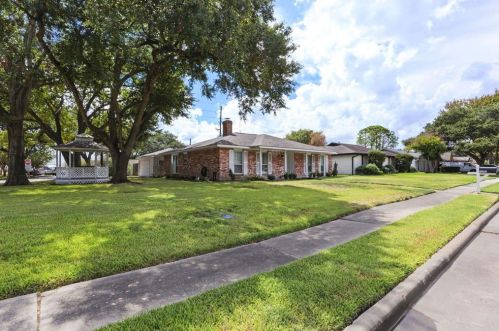 11303 Brook Meadows Ln, Stafford, TX 77477-1828