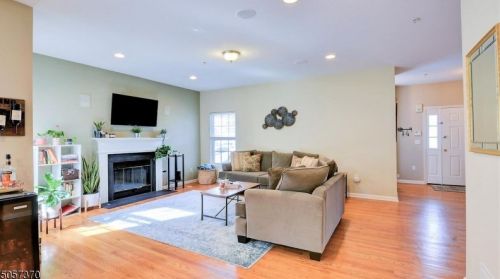 264 Moonlight Dr, Piscataway, NJ 08854-2265