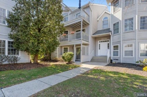 68 Quartz Ln, Paterson, NJ 07501-3347