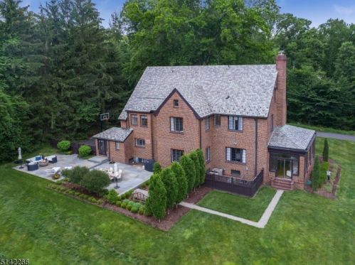 2 Lynwood Way, Town Center, NJ 07052-4902