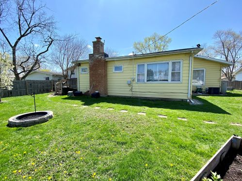 265 Shawnee Dr, Carol Stream IL  60188-1962 exterior