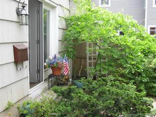 2 Graves Ave, Guilford CT  06437-2625 exterior