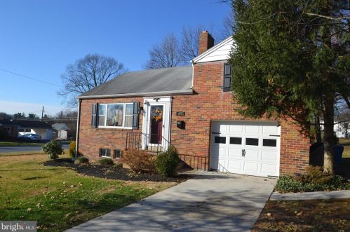 300 Rosewood Ln, Harrisburg, PA 17111-2064