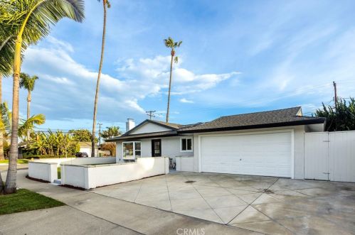8212 Munster Dr, Huntington Beach CA  92646-5025 exterior