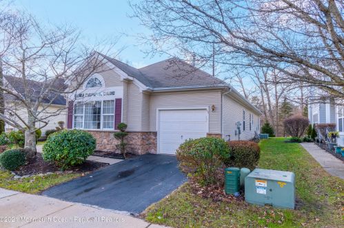 22 Devereux Dr, Lakehurst, NJ 08759-6062