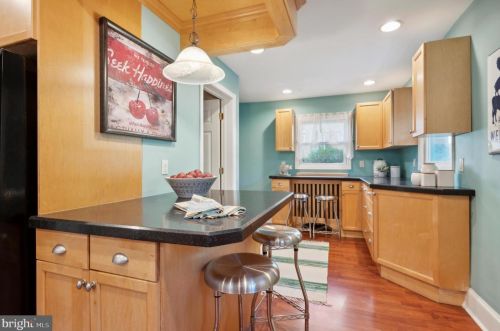 28 Gravers Ln, Philadelphia PA 19118-4132 exterior