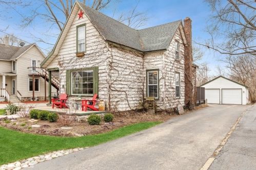 36 Walkup Ave, Bull Valley, IL 60014-4318