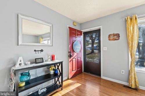 21 Farmington Dr, York, PA 17407-1204