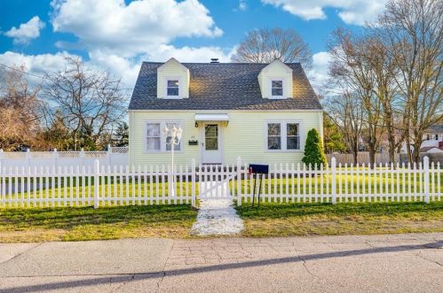 26 Kernick St, Warwick, RI 02886-2604