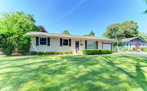 269 Tomahawk Ct, Carol Stream, IL 60188-1924