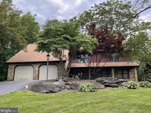 112 Bentley Ln, Lancaster PA  17603-6223 exterior