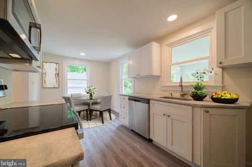 73 Bayberry Rd, Princeton NJ  08540-7418 exterior