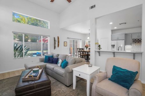 812 Daybreak Pl, Vista CA  92084-3347 exterior