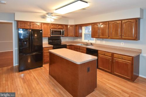 908 Broad Oaks Dr, Herndon, VA 20170-3600