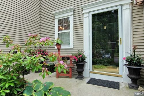 456 Lost River Ct, Mahwah, NJ 07430-2758