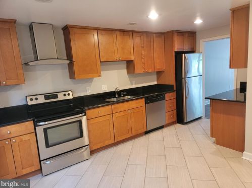 8029 Sleepy View Ln, Springfield VA  22153-2921 exterior