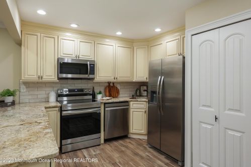 20 Lexington Ct, Tinton Falls NJ 07701-5467 exterior