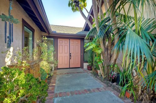 616 Estrelita Dr, Vista, CA 92084-7926