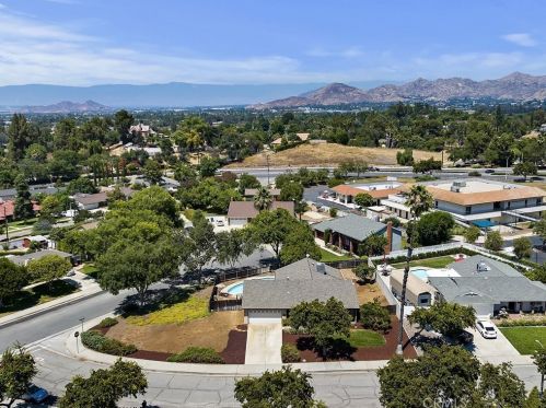 5550 Gloucester Way, Riverside CA  92506-3425 exterior