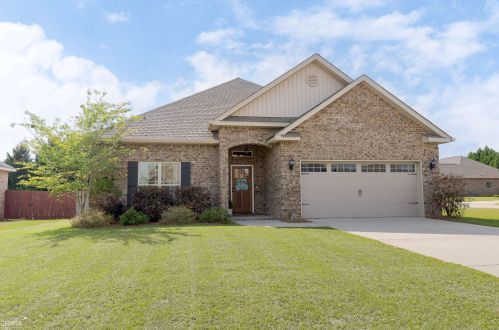 200 Lydia Dr, Bonaire, GA 31005-3690
