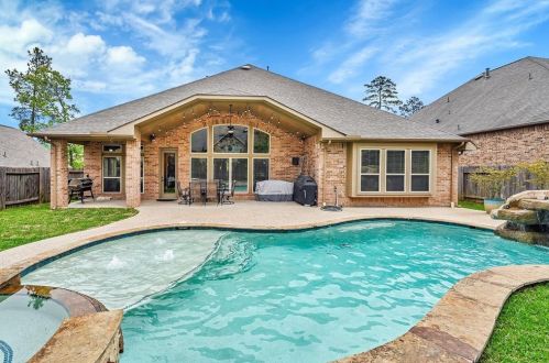 2406 Belton Shores Dr, Conroe TX  77304-4582 exterior