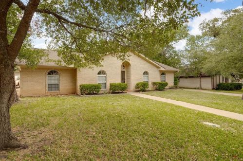 3004 Camelot Dr, Bryan, TX 77802-2811