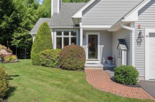 40 Ponds View Ln, Laconia, NH 03246-4030