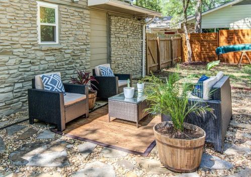 5205 Buffalo Pass, Austin TX  78745-2703 exterior