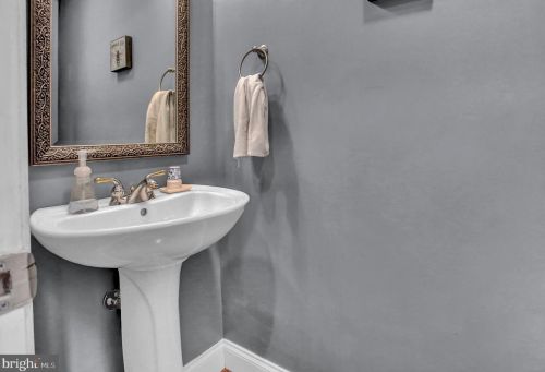 70 Pne Crk Dr, Carlisle PA  17013-9675 exterior