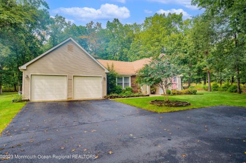 556 Petunia Ln, Lakehurst, NJ 08759-4318