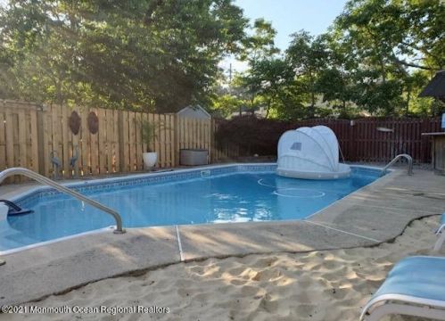 825 Oak St, Lakehurst, NJ 08733-2717