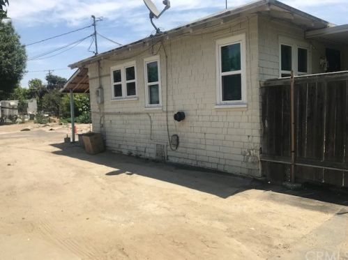 901 Stockton Ave, Compton, CA 90221-1177