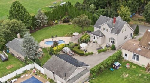 10 Oak St, Bloomingdale, NJ 07403-1604