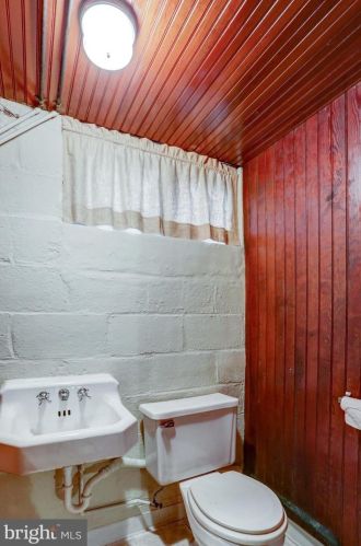 1321 Cheves Pl, Lancaster PA  17603-4943 exterior