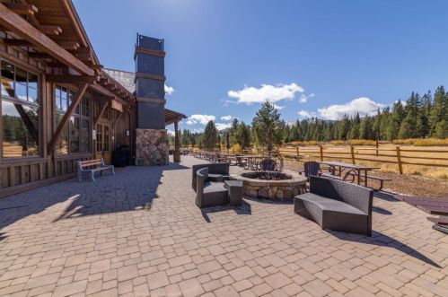 13610 Hillside Dr, Truckee CA  96161-6867 exterior