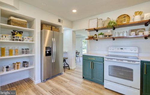 3201 Blundell Cir, Falls Church, VA 22042-3819