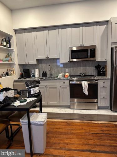 8 Front St, Philadelphia PA 19106-3001 exterior