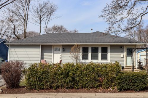 1810 Papoose Rd, Carpentersville, IL 60110-1218