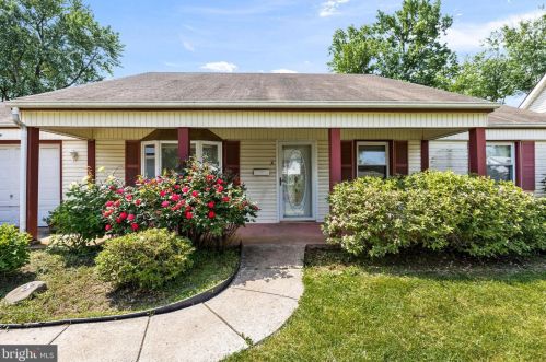 8 Eastgate Ln, Willingboro, NJ 08046-2323