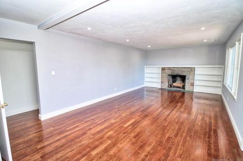 5 Walnut Ave, Huntington CT  06484-2913 exterior