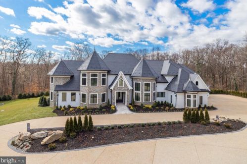 1332 Mccay Ln, Mc Lean, VA 22101-1824