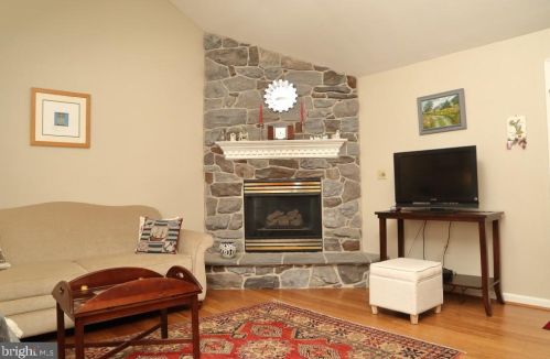 1623 Fellowship Dr, Lancaster, PA 17601-4487
